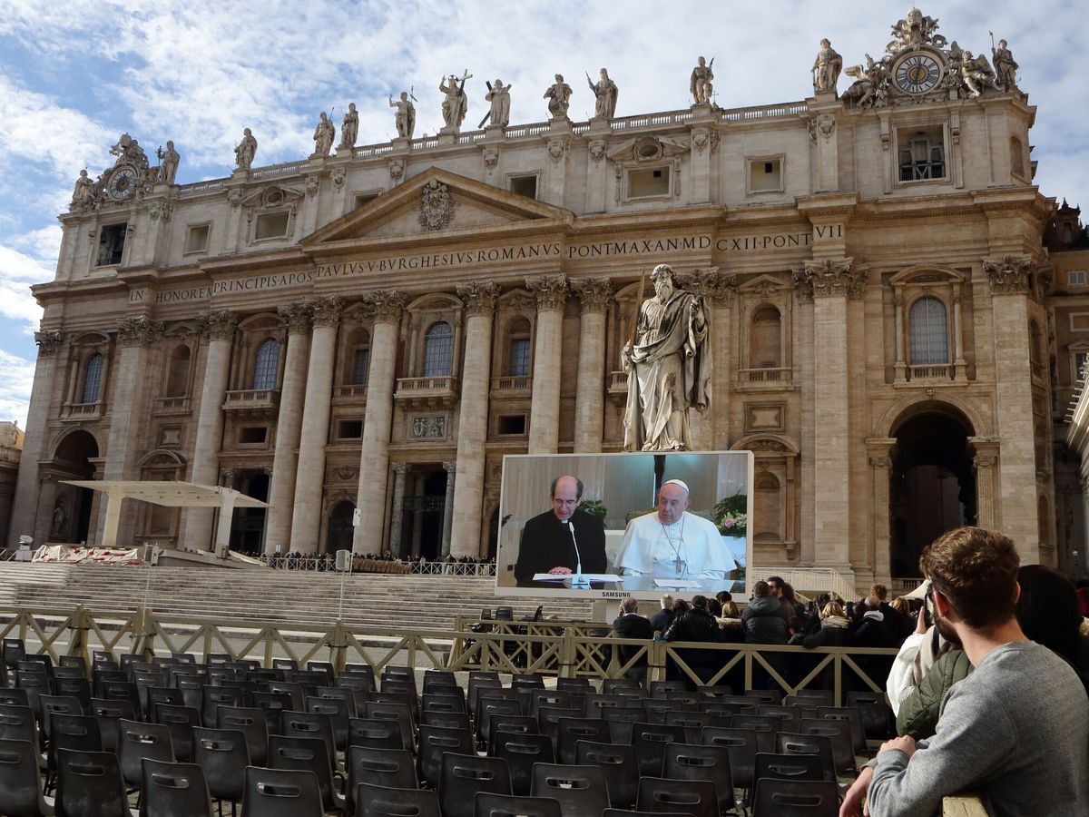 Foto: El Papa reza el Angelus desde su residencia en el Vaticano. (Europa Press/Evandro Unetti)