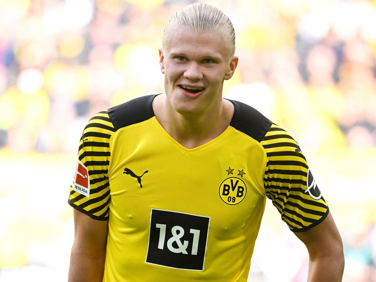 Foto: Erling Haaland durante un partido con el Borussia Dortmund. (EFE/Sascha Steinbach)