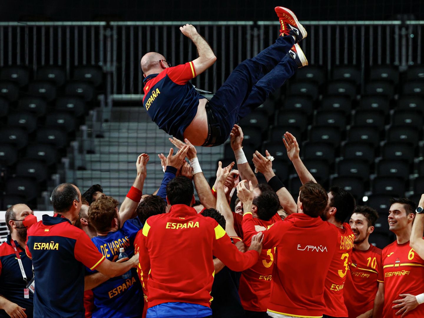 El seleccionador español de balonmano, Jordi Ribera, manteado por sus jugadores tras ganar la medalla de bronce. (EFE)