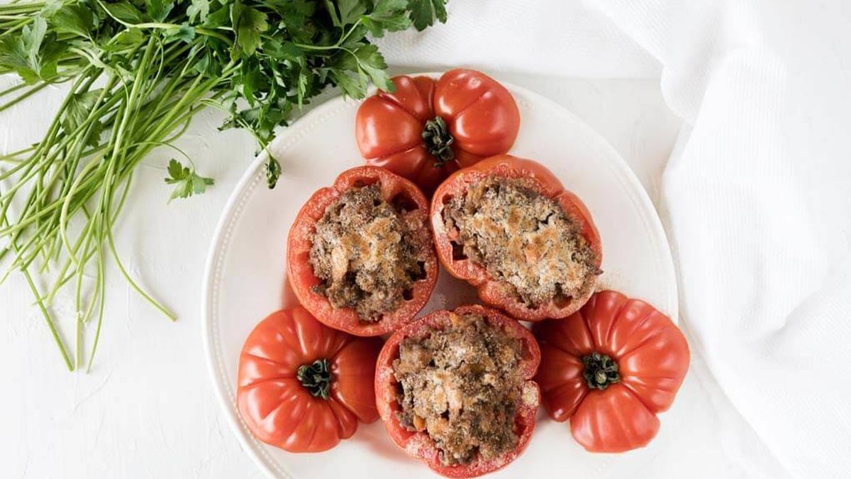 Vídeo-receta imprescindible: tomates rellenos de carne picada