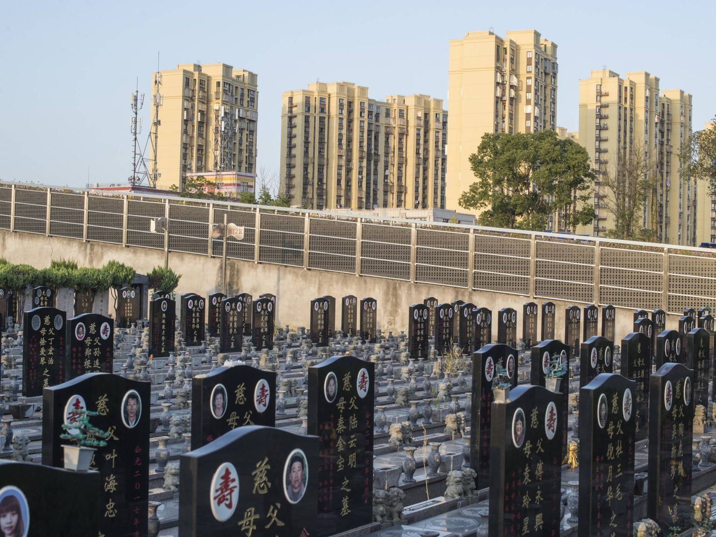 El cementerio Tianchang de Shanghái, acorralado por las obras de nueva construcción. (L. García-Ajofrín)