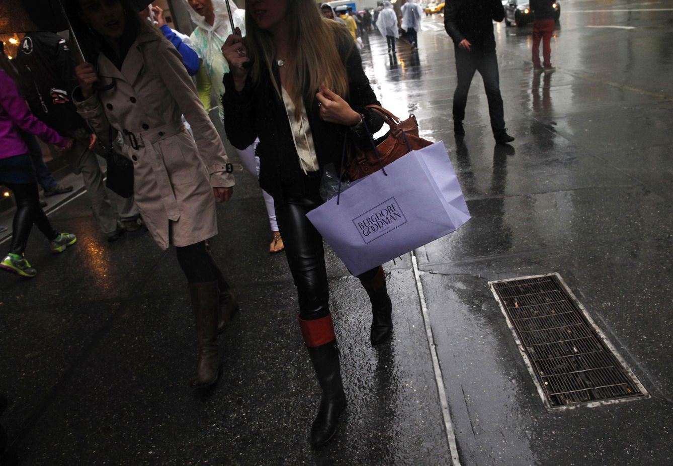 Dos neoyorquinas pasean por la Quinta Avenida, en Manhattan (Reuters). 