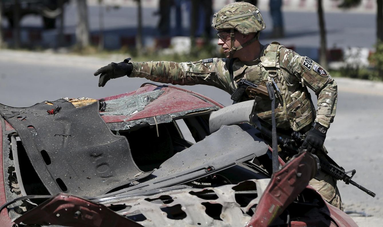 Un soldado de Estados Unidos investigando la explosión en el aeropuerto de Kabul. (Reuters)
