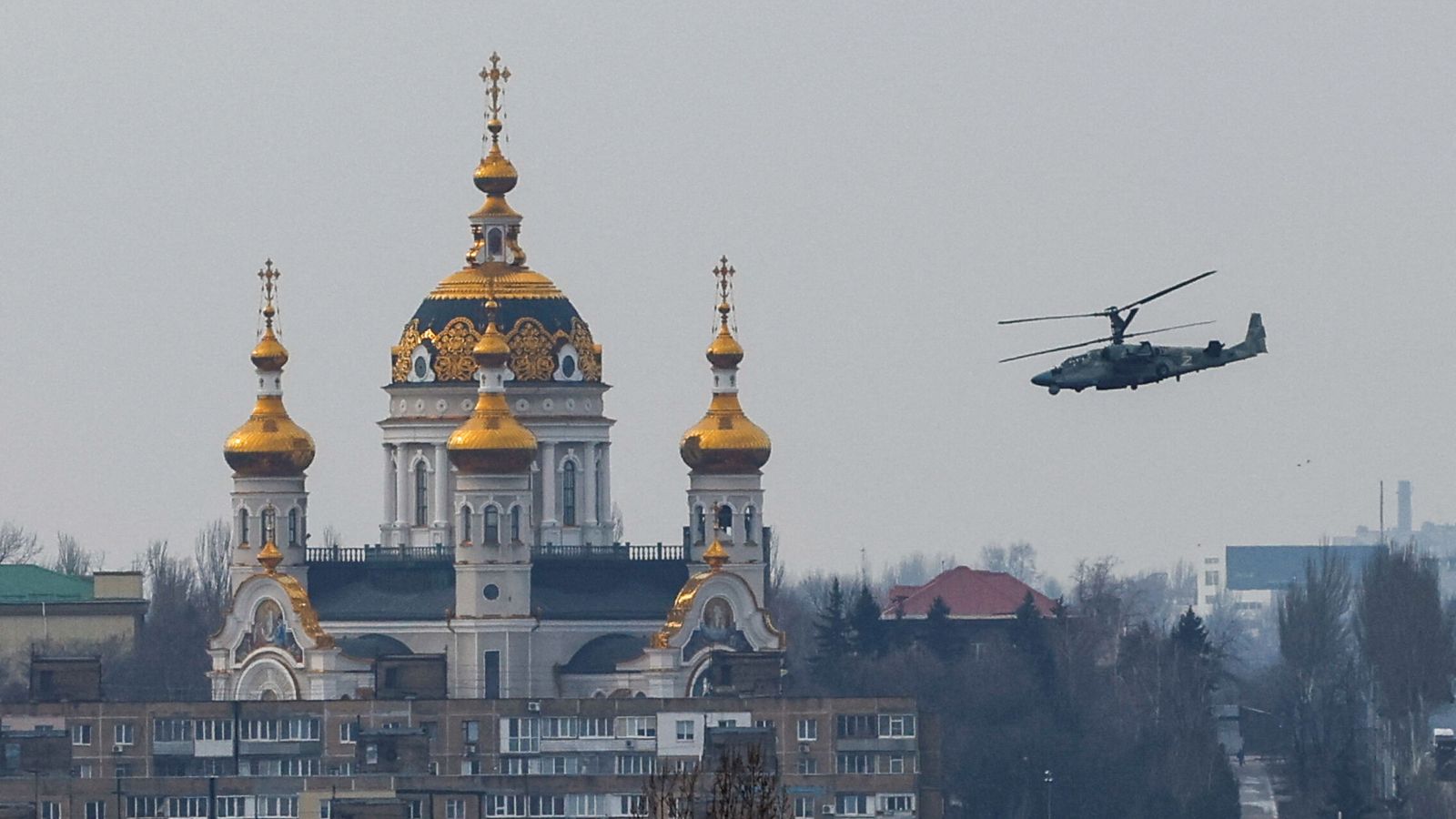Un helicóptero ruso Ka-52 sobrevuela Donetsk. (Reuters)