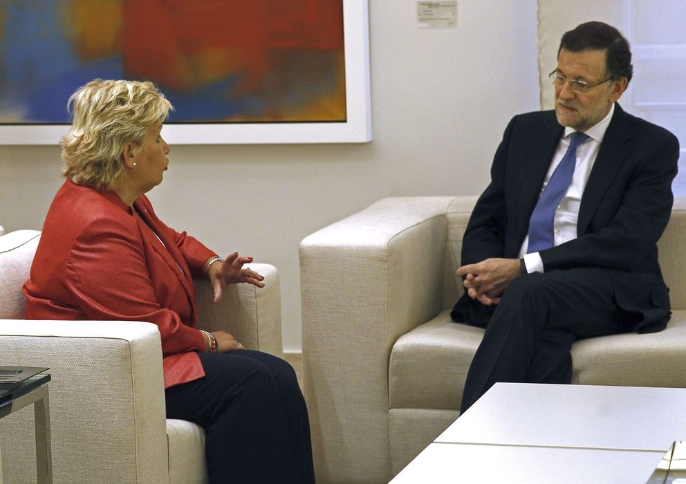 Foto: El presidente del Gobierno, Mariano Rajoy, y la presidenta de la AVT, Ángeles Pedraza. (EFE)