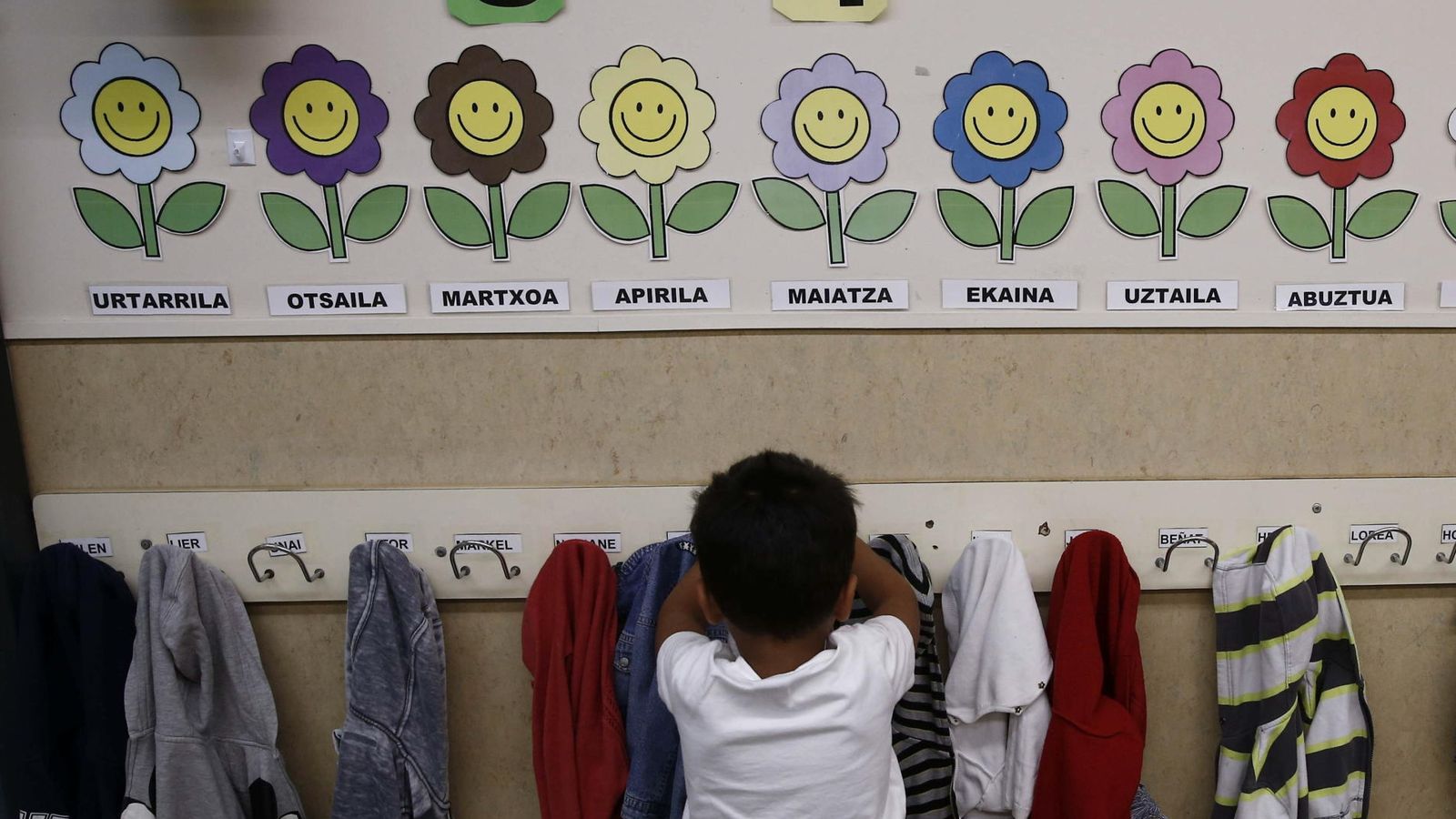 Foto: Un niño coloca su prenda de vestir en un aula de un colegio público. (EFE/Jesús Diges)