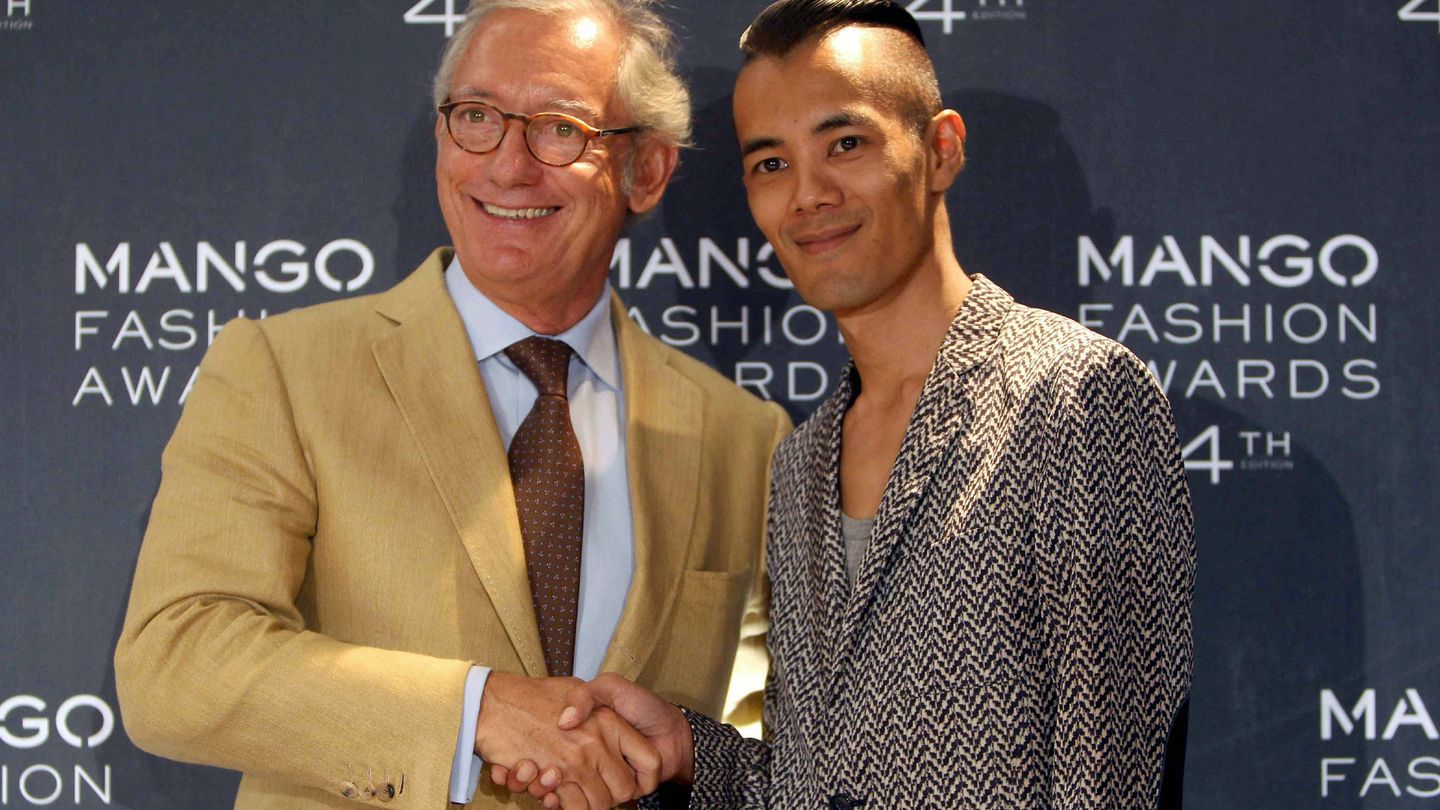 Isak Andic (i) y el ganador de la 4º edición de los Premios Mango, el tailandés Wisharawish Akaransantisook (d). (EFE)