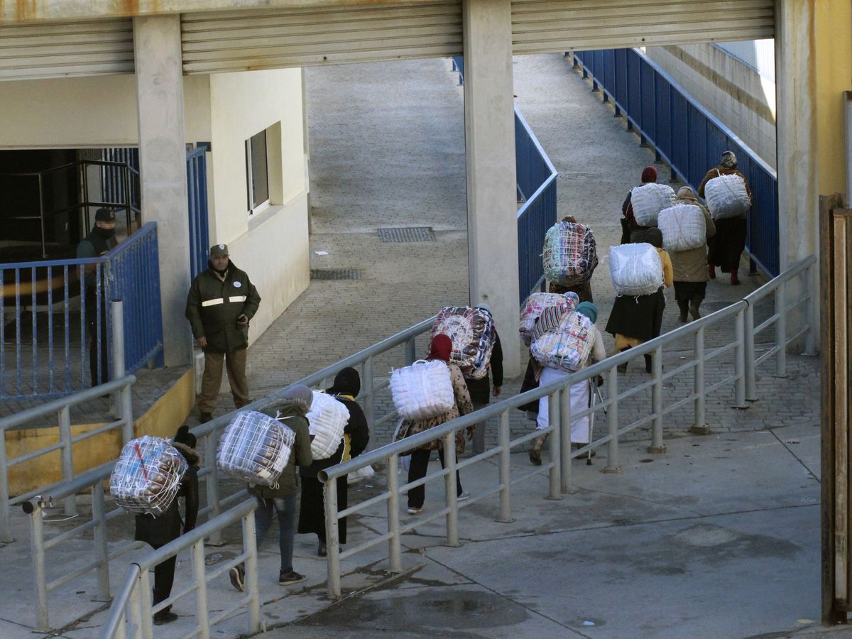 Foto: Porteadores en la frontera de  Ceuta. (EFE)