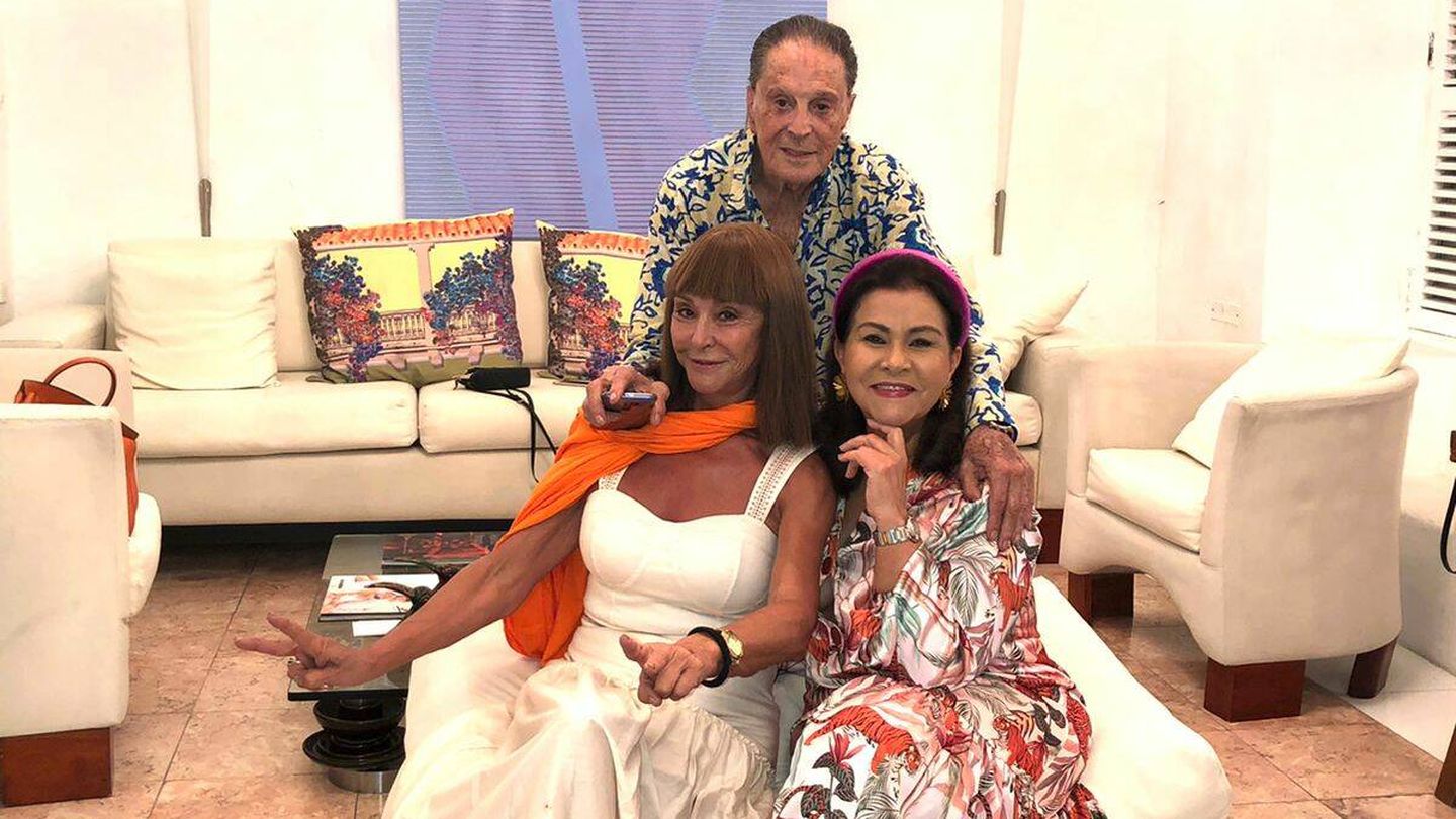 Jaime Ostos con Mari Ángeles Grajal e Ivette Uhia. (Cortesía)