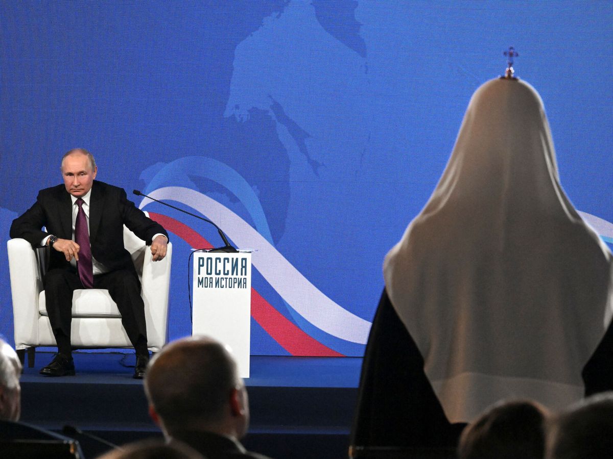 Foto: Putin ante la pregunta de un clérigo en Moscú. (Reuters/Grigory Sysoyev)
