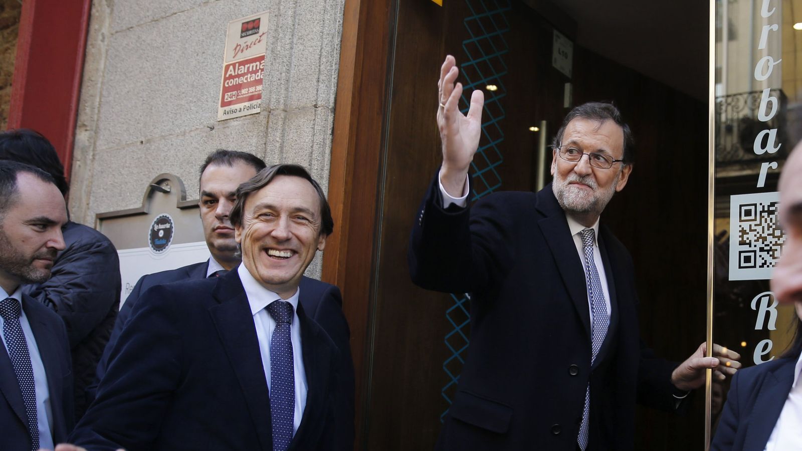 Foto: Mariano Rajoy entrando en un restaurante cercano al Congreso de los Diputados en Madrid. (EFE)