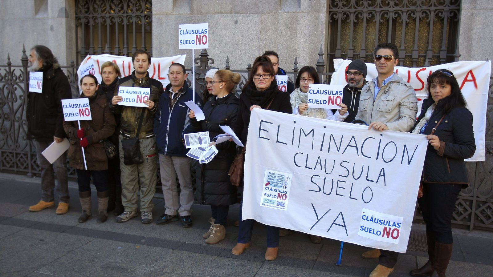Foto: Concentración contra las cláusulas suelo frente al Banco de España en Madrid. (EFE)
