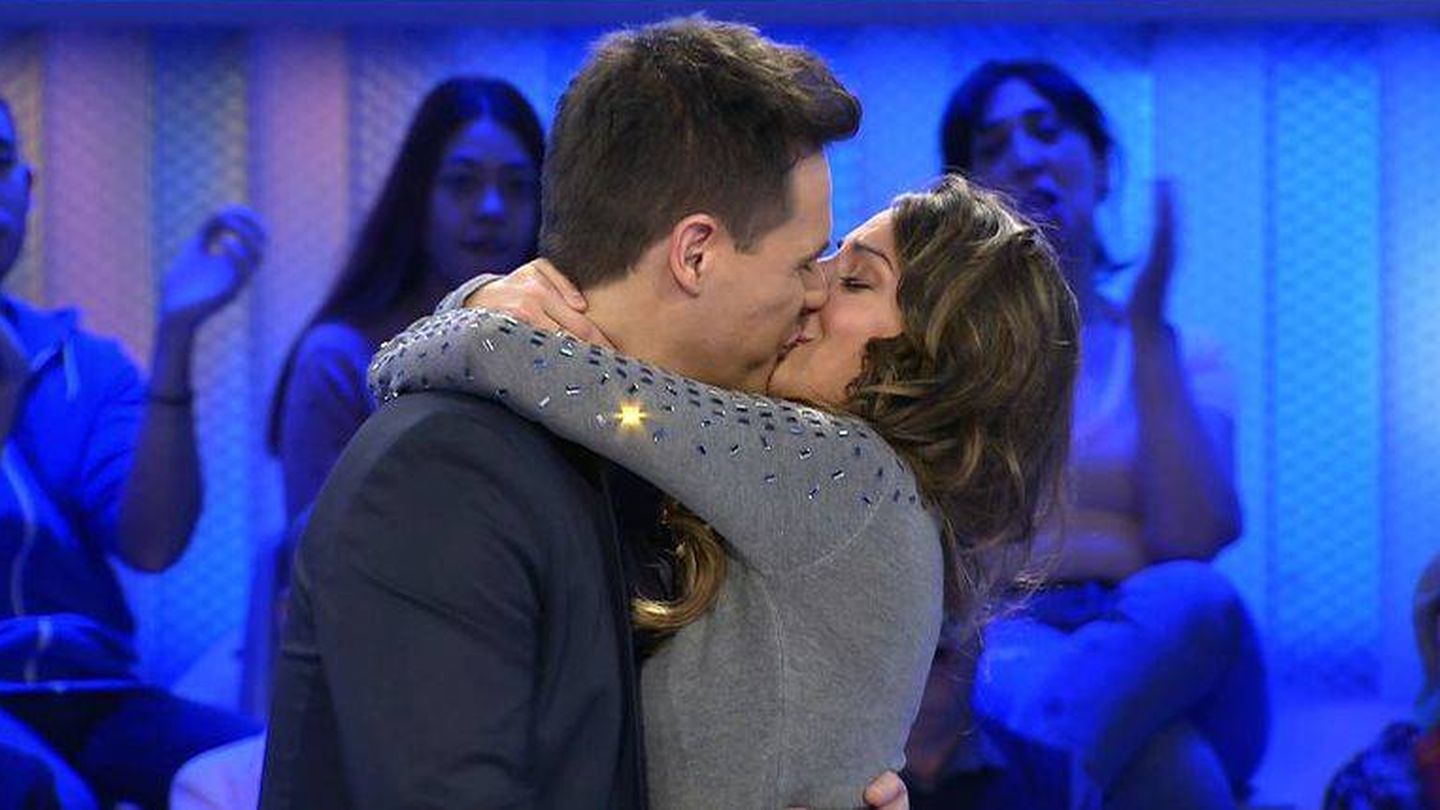 Christian Gálvez y Almudena Cid, besándose. (Mediaset)