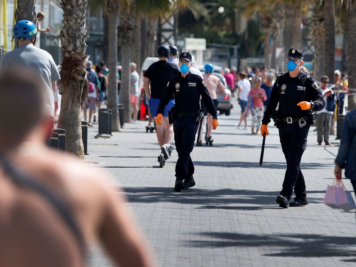 Foto: Imagen de recurso de Policías en las playas de benidorm