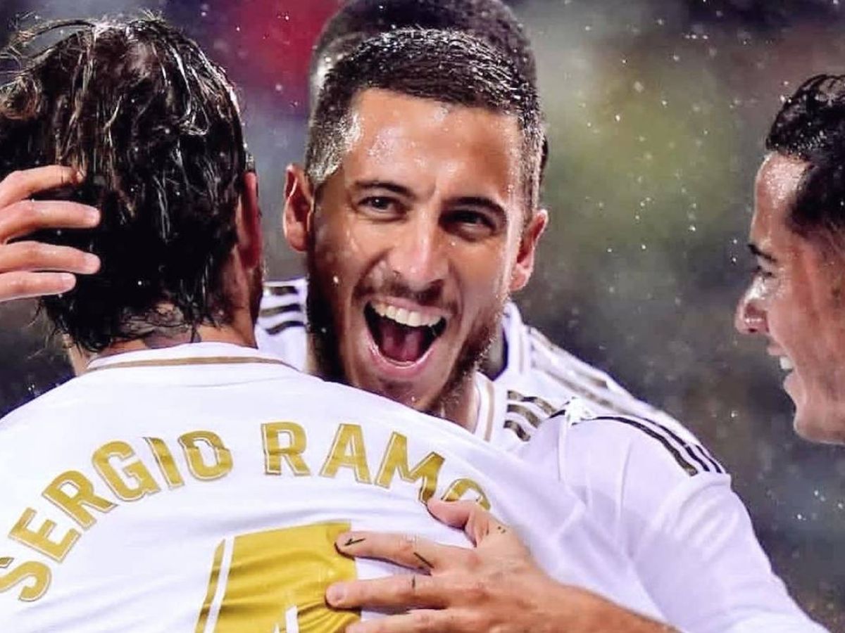 Foto: Eden Hazard se abraza a Sergio Ramos en un partido del Real Madrid