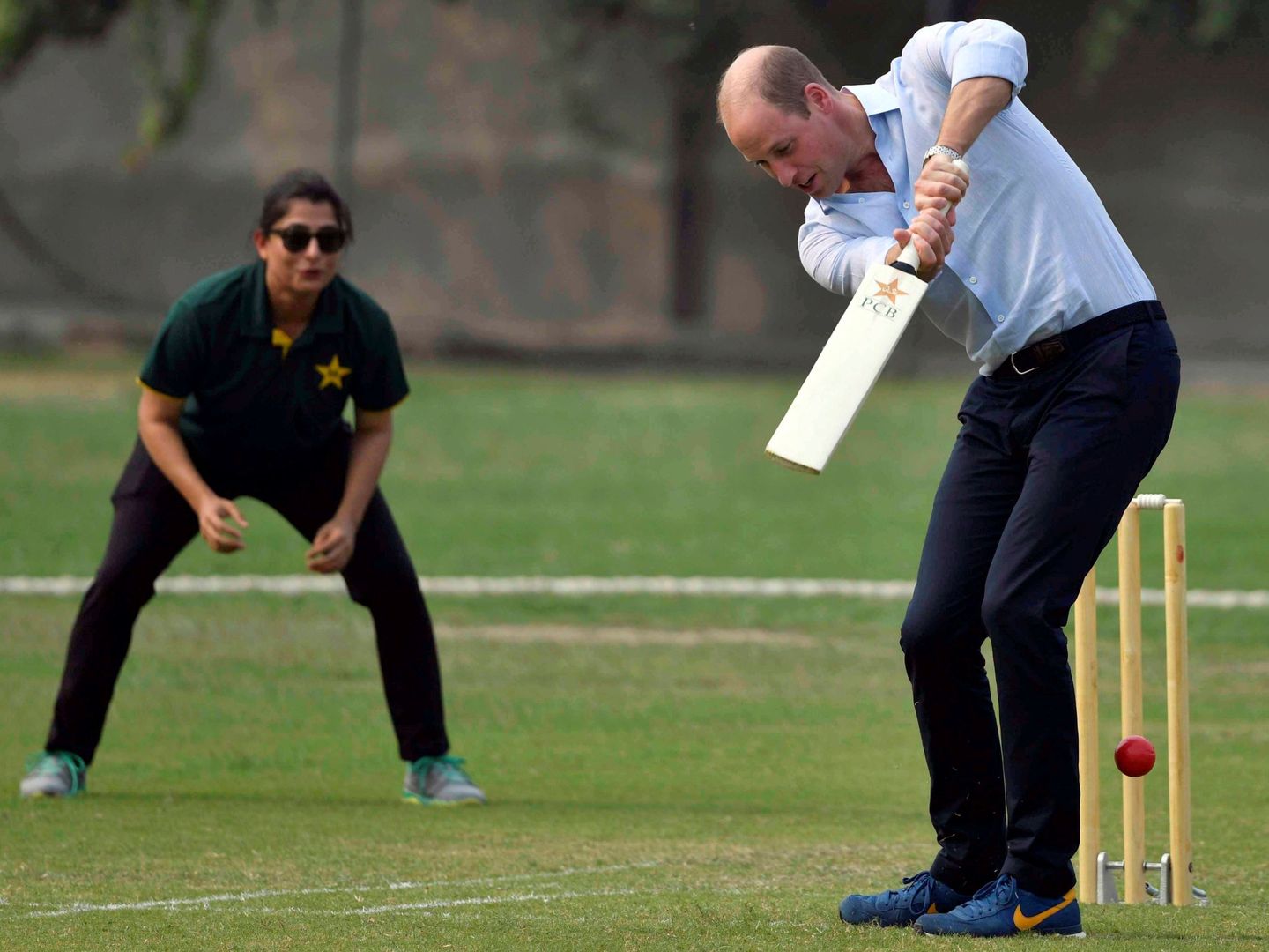 El duque de Cambridge, jugando al críquet. (EFE)