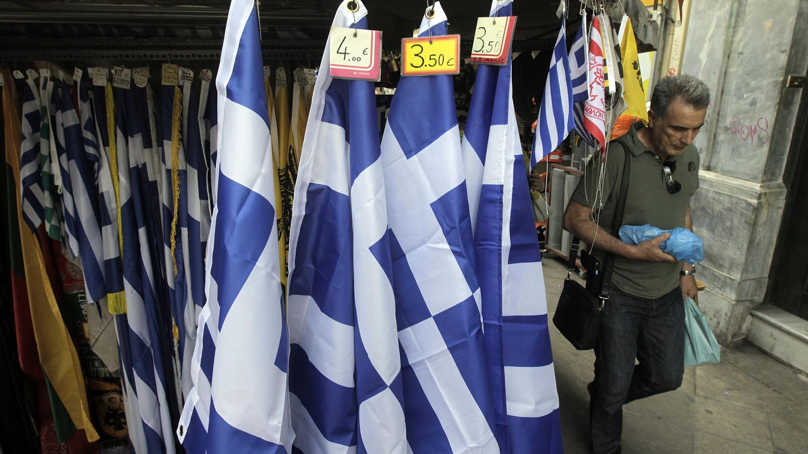 Foto: Imagen de archivo de varias banderas griegas. (EFE)