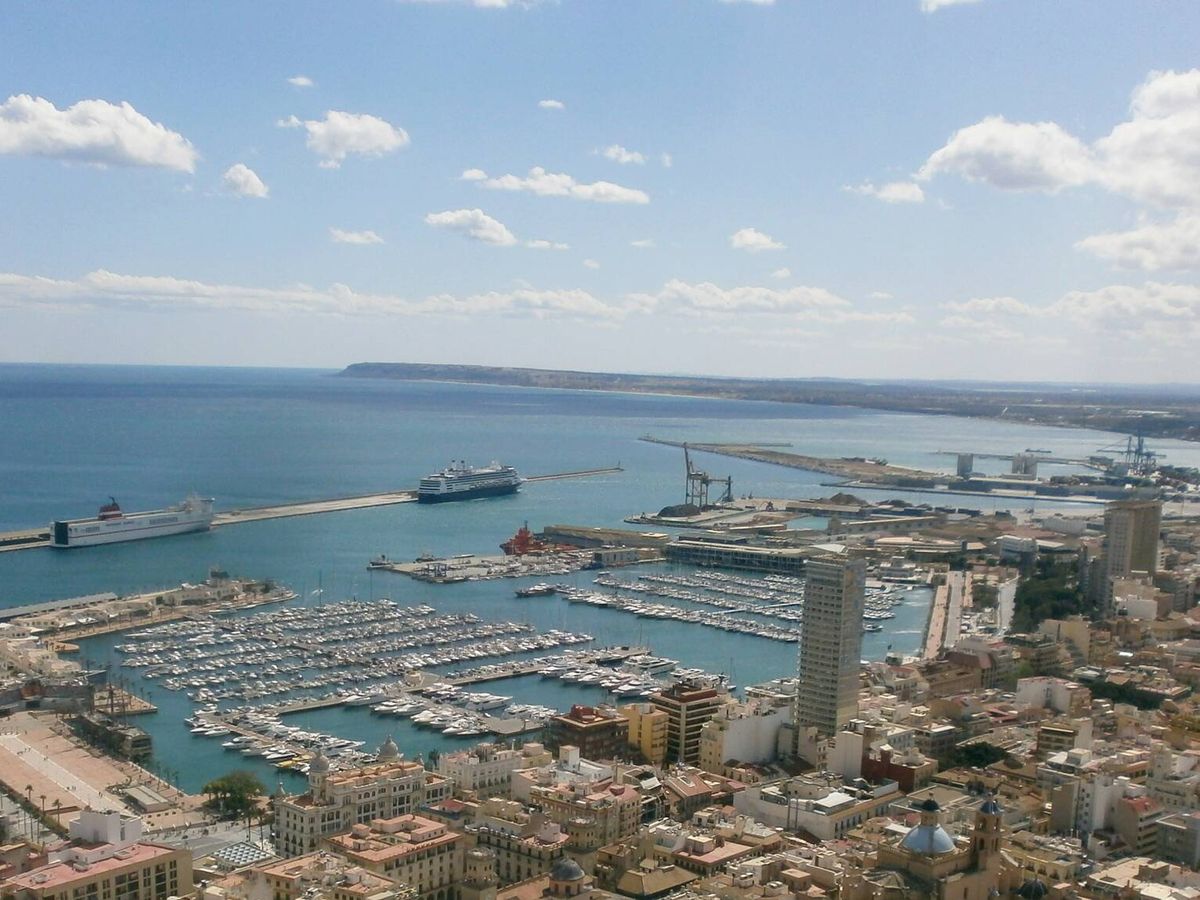 Foto: Vista general del Puerto de Alicante. (Wikimedia Commons)