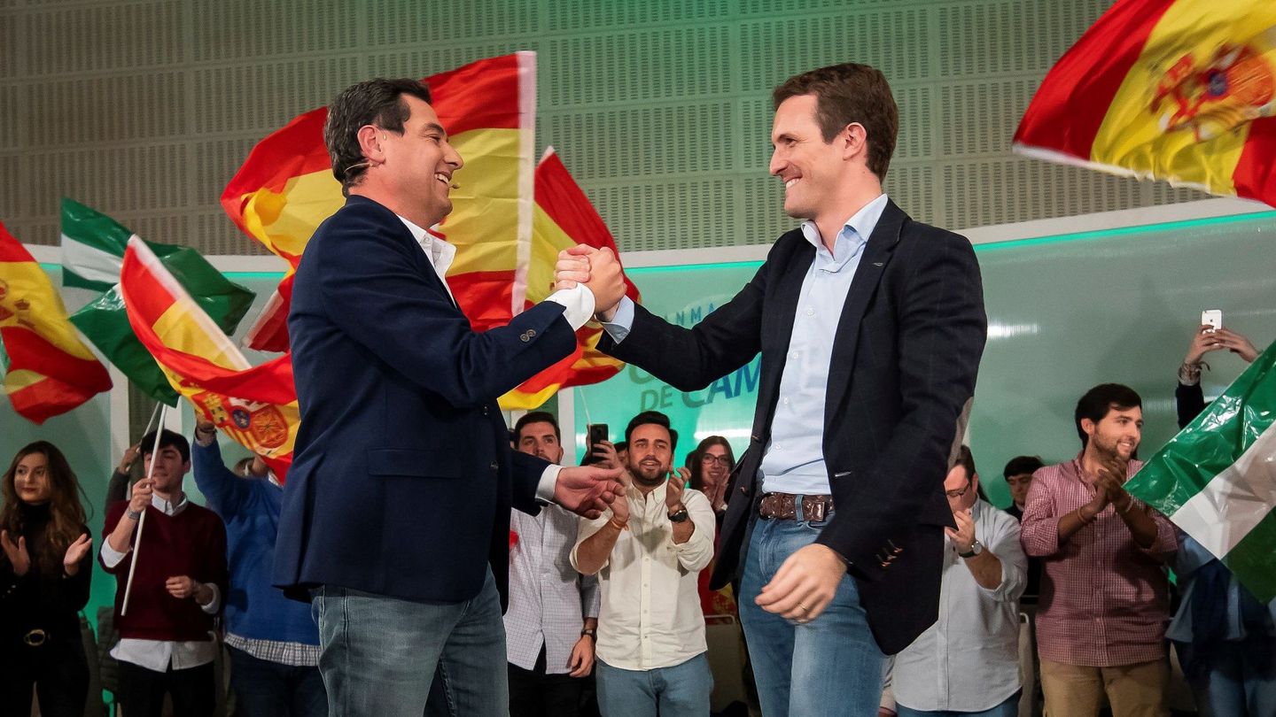 Juanma Moreno y Pablo Casado, durante el acto de cierre de la campaña electoral. (EFE)