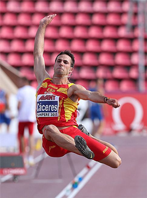 Foto: Eusebio Cáceres desafía al salto de longitud con un nuevo récord