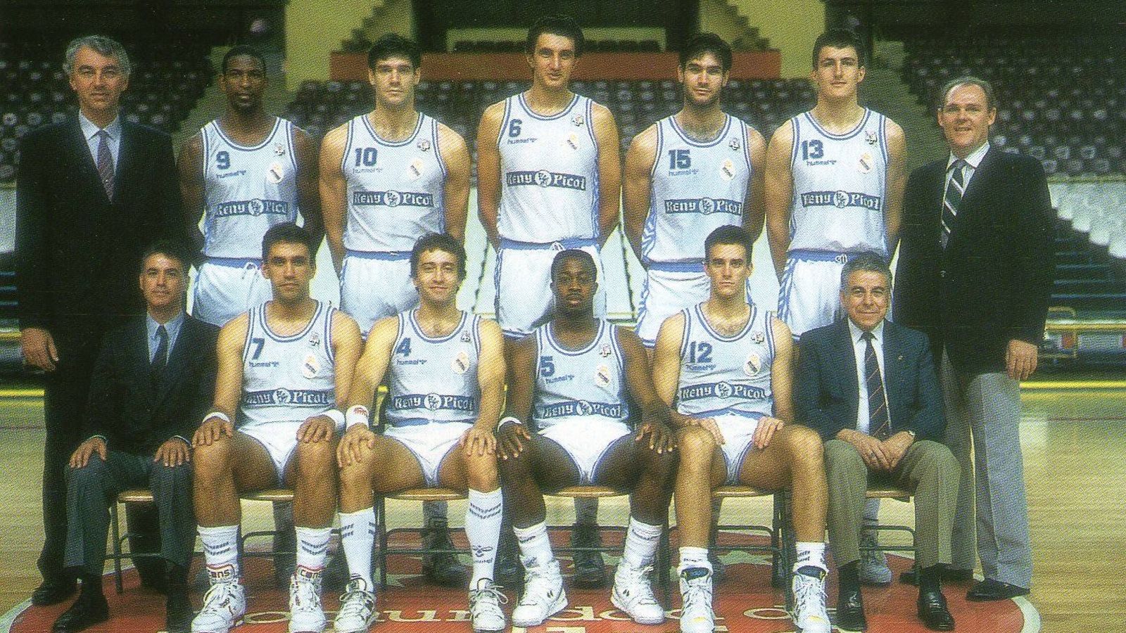 Foto: Plantilla del Real Madrid en la temporada 1989-1990, con George Karl de entrenador y Fernando Martín en el equipo.
