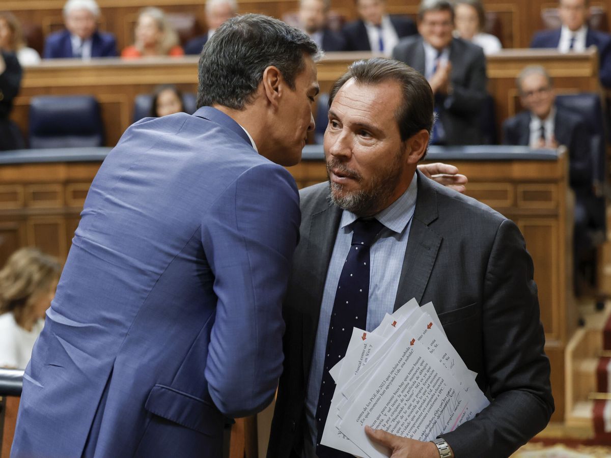 Foto: Óscar Puente conversa con Pedro Sánchez tras su intervención en el debate de investidura de Alberto Núñez Feijóo. (EFE/Daniel González)