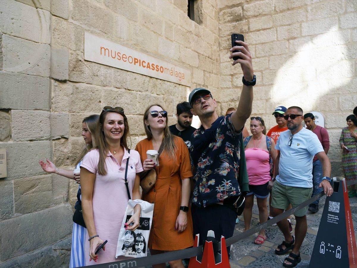 Foto: Turistas en el acceso al museo Picasso de Málaga. (Europa Press / Álex Zea)