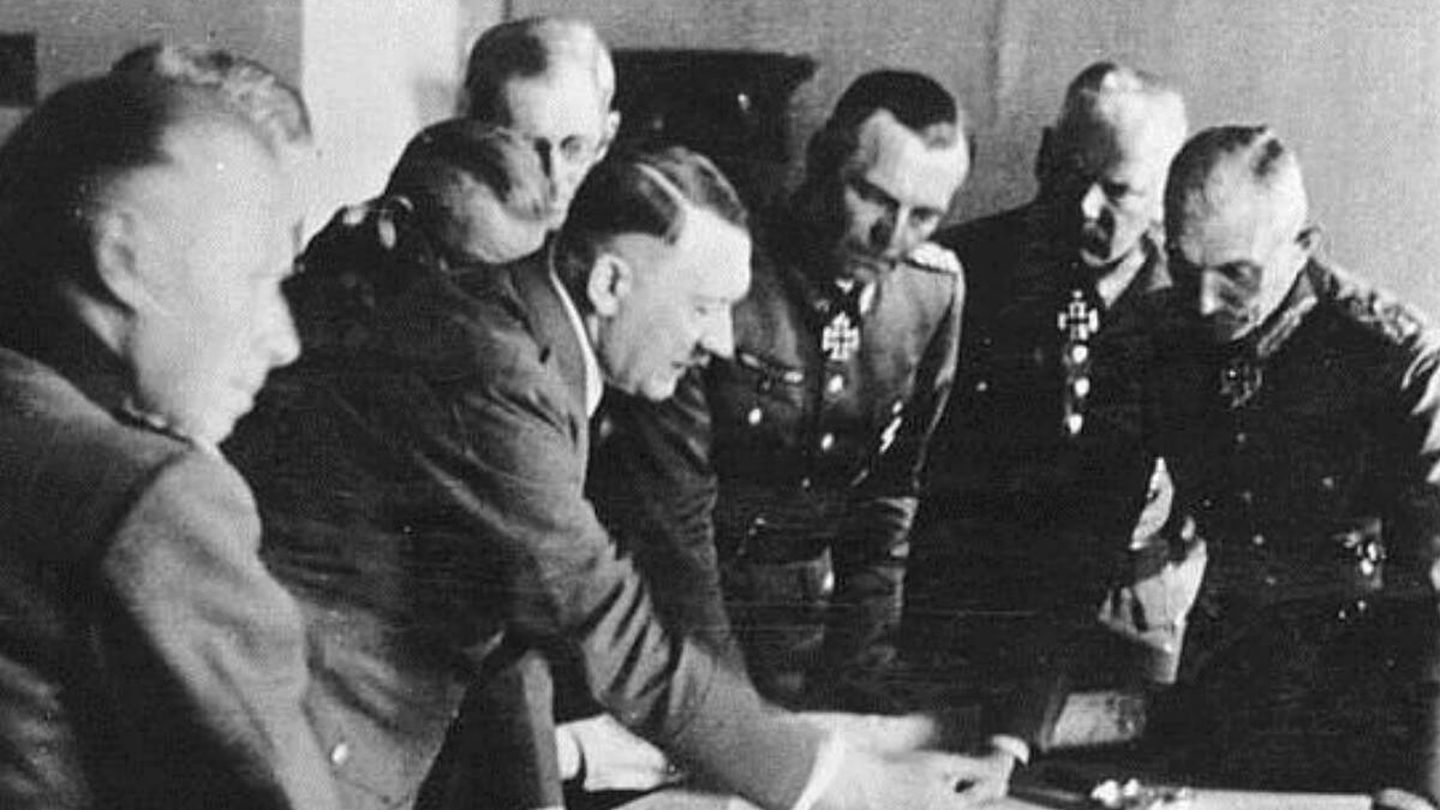 Hitler rodeado de miembros del OKW, el Alto Mando militar alemán - antrophistoria.jpg