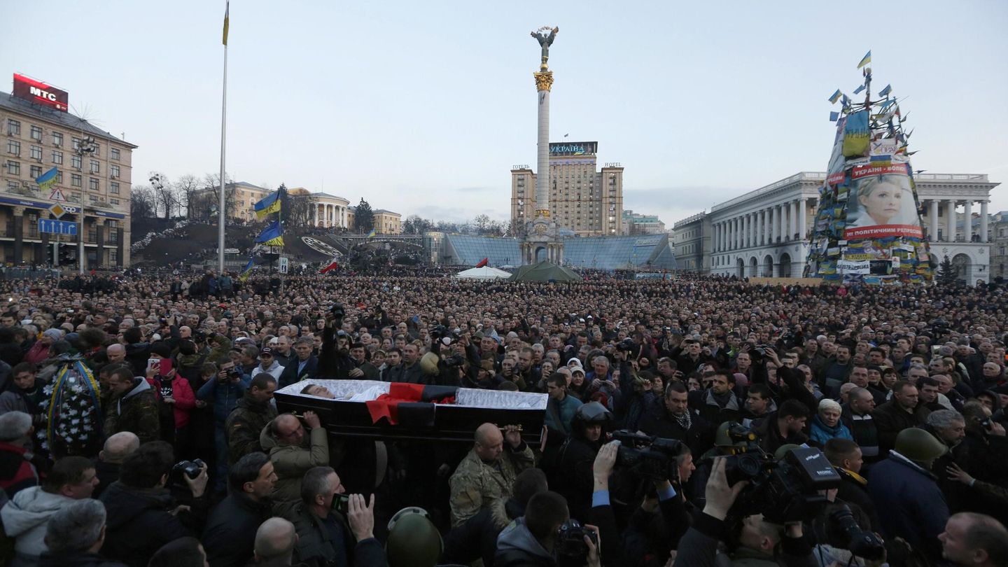 Miles de personas asisten al funeral de los caídos en los choques del jueves (Reuters).