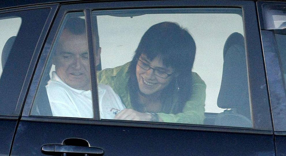  Irati Aranzabal  y De Juana Chaos tras abandonar la cárcel de Aranjuez. (EFE)