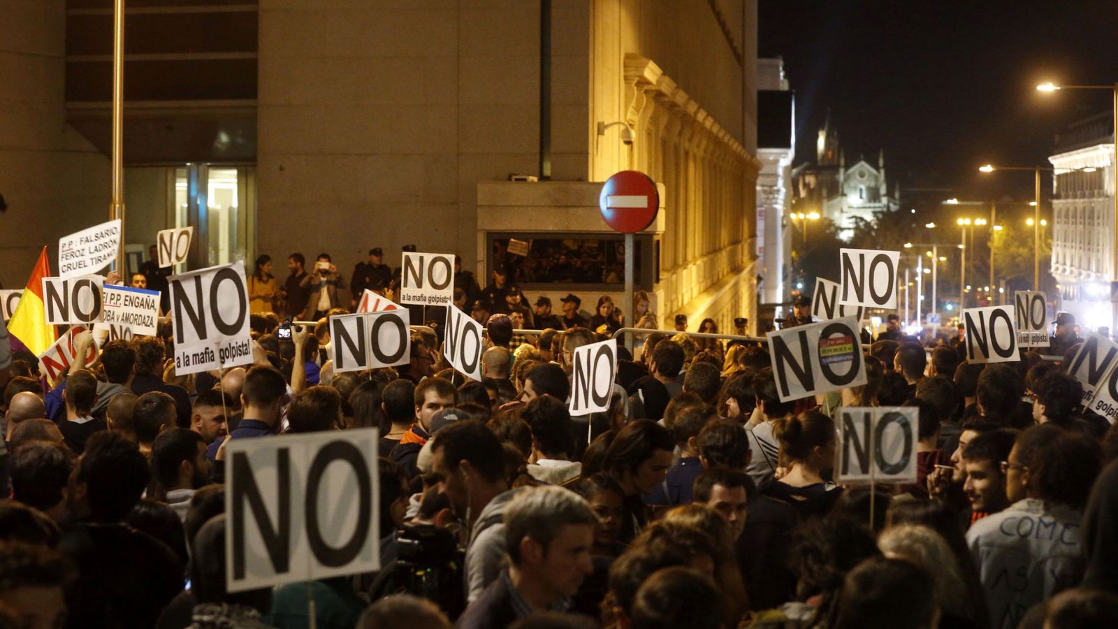 Foto:  Miles de personas participan en la marcha 'Ante el golpe de la mafia, democracia', convocada por la Coordinadora 25-S para protestar por la investidura de Mariano Rajoy. (EFE)