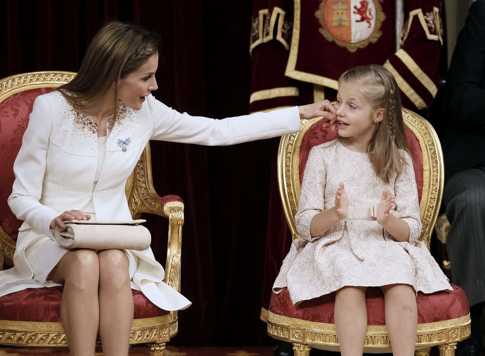 Letizia acariciando a su hija en el Congreso (EFE)