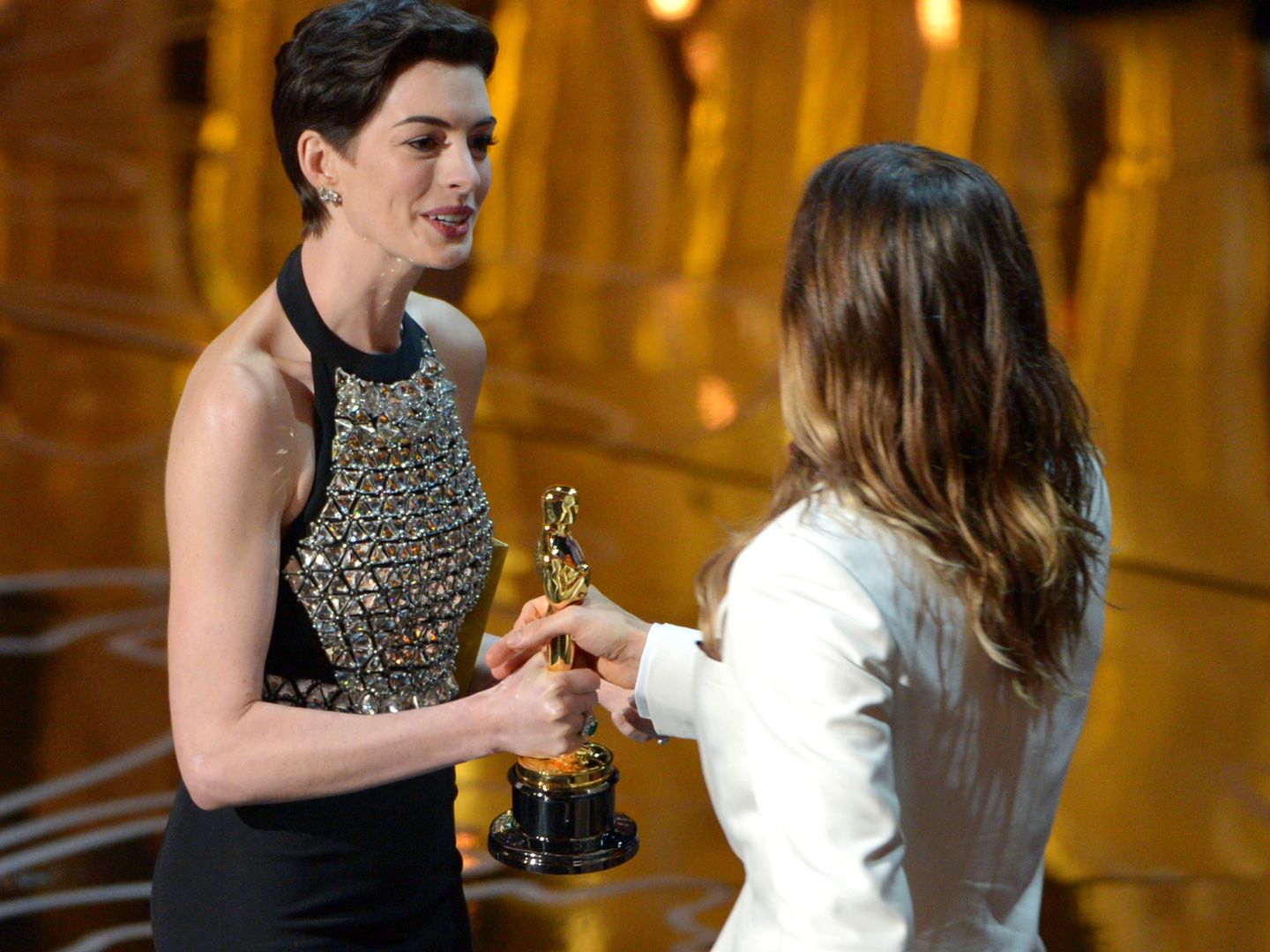 Anne Hathaway entrega el Oscar a Jared Leto