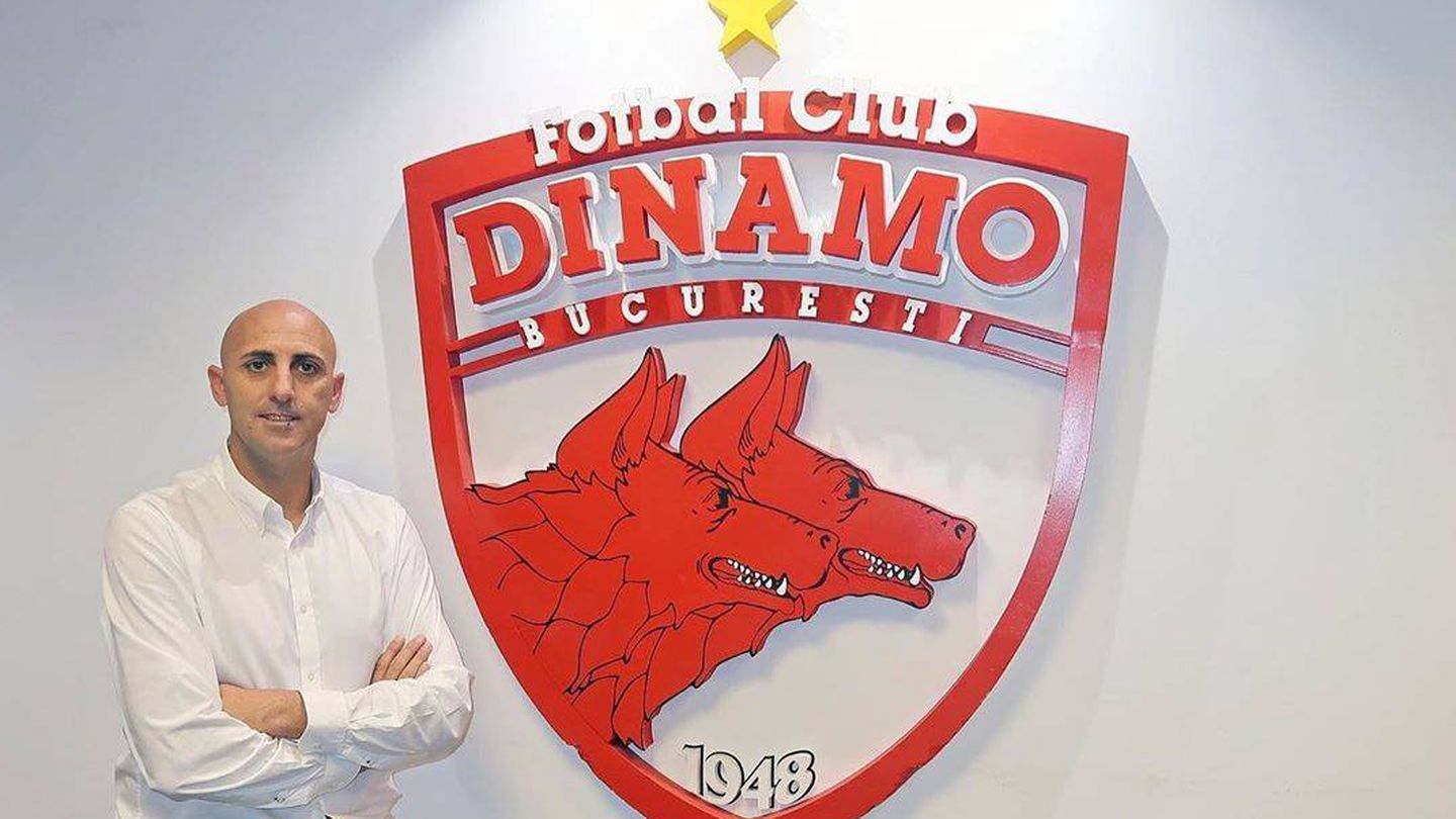 Rufo Collado posa con el escudo del Dinamo tras su fichaje. (Dinamo de Bucarest)