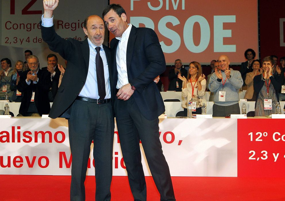 Foto: El secretario general del PSOE, Alfredo Pérez Rubalcaba (i) junto con el líder del PSM, Tomás Gómez (d). (EFE)