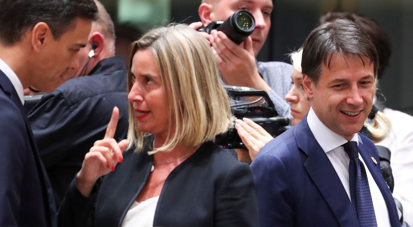 Sánchez conversa con la jefa de la diplomacia comunitaria, la italiana Federica Mogherini, en presencia de Conte (REUTERS)