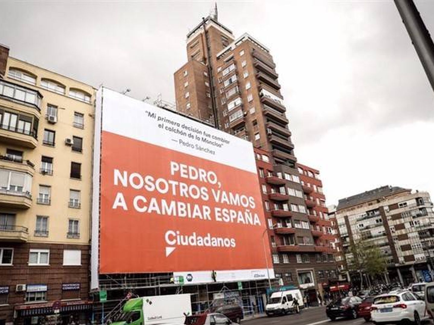 La lona de propaganda electoral de Cs contra Pedro Sánchez en la avenida de América de Madrid. (EP)