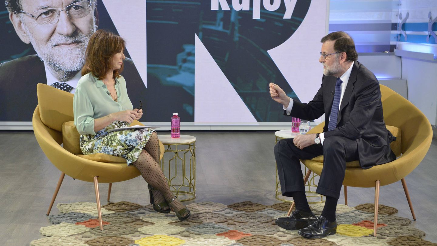La presentadora Ana Rosa Quintana, entrevistando a Mariano Rajoy. (Mediaset)