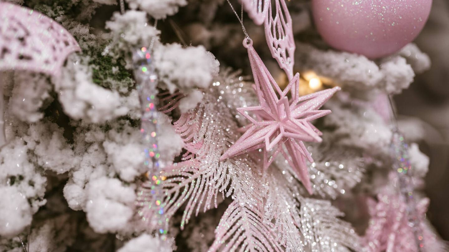 Una combinación que está muy de moda es emplear adornos blancos y rosados con tonos mate, para crear un efecto de escarcha invernal (teksomolika para Freepik)