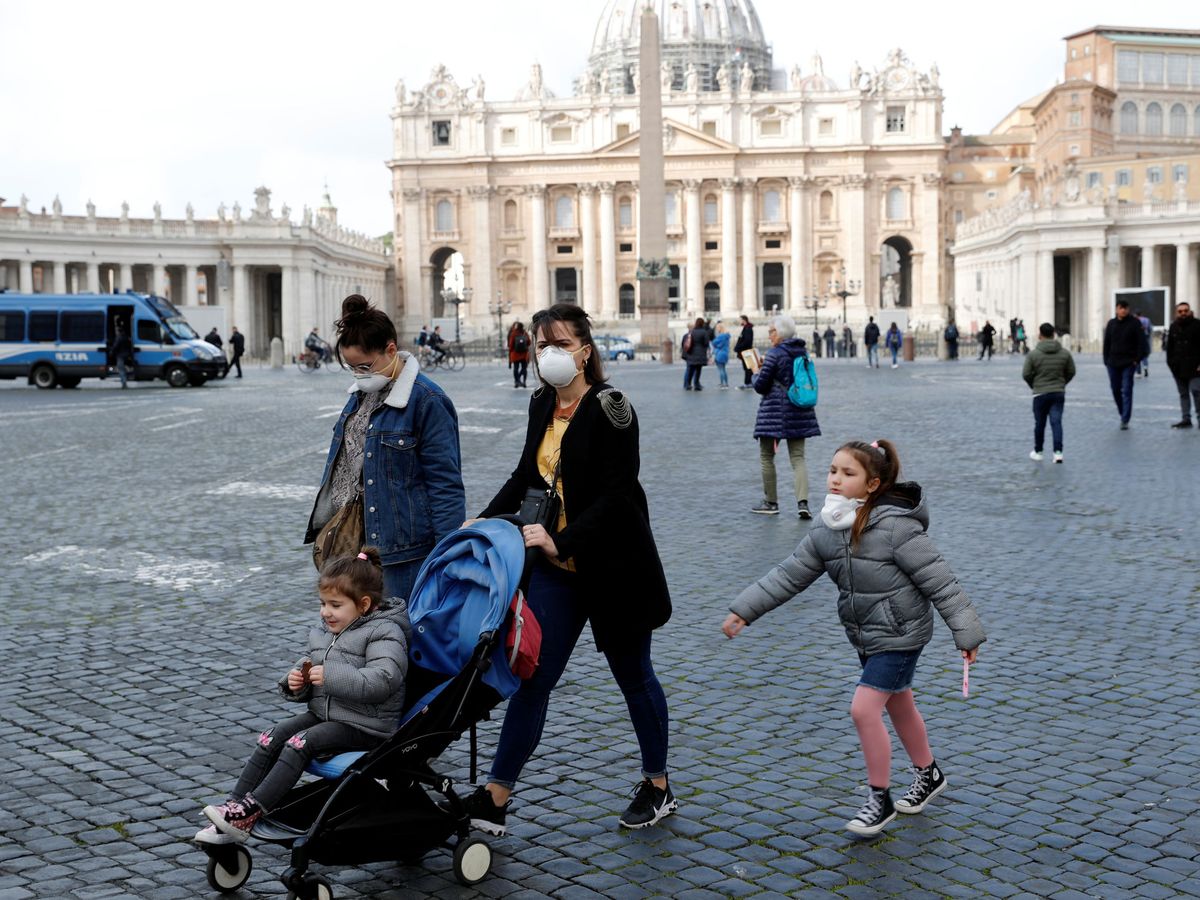 Foto: Turistas con mascarillas en el Vaticano. (Reuters)