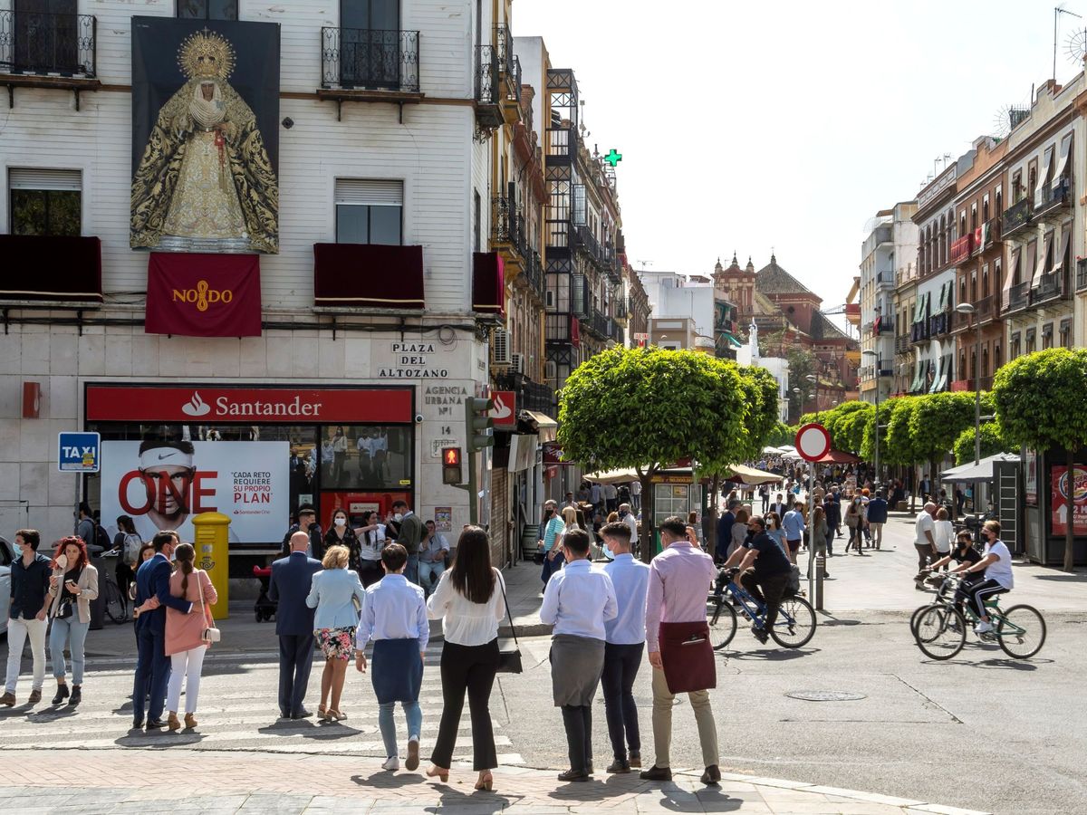 Foto: Varias personas pasean por Sevilla. (EFE/Raúl Caro)