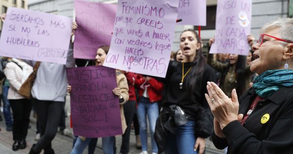 Foto: Protestas en Bilbao contra la sentencia de La Manada. (EFE)