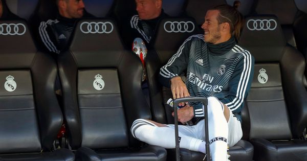 Foto: Gareth Bale se ríe en el banquillo del estadio Santiago Bernabéu. (Efe)