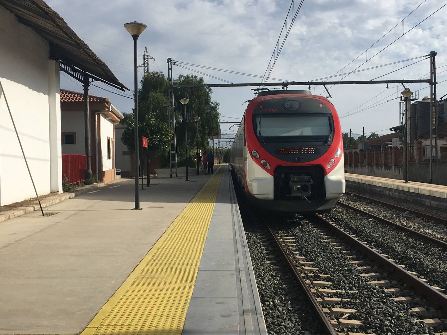 El tren de cercanías a su paso por la estación de Pizarra. (A. R.)