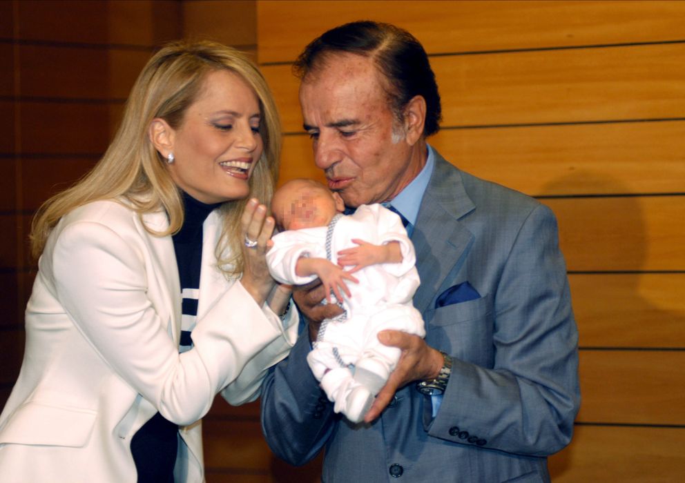 Foto: El expresidente argentino Carlos Menem y la ex Miss Universo Cecilia Bolocco con su hijo Máximo, en 2003 (Gtres)