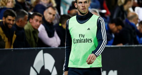 Foto: Gareth Bale, con gesto serio y enfadado, en la banda mientras calienta antes de salir contra el Leganés. (EFE)