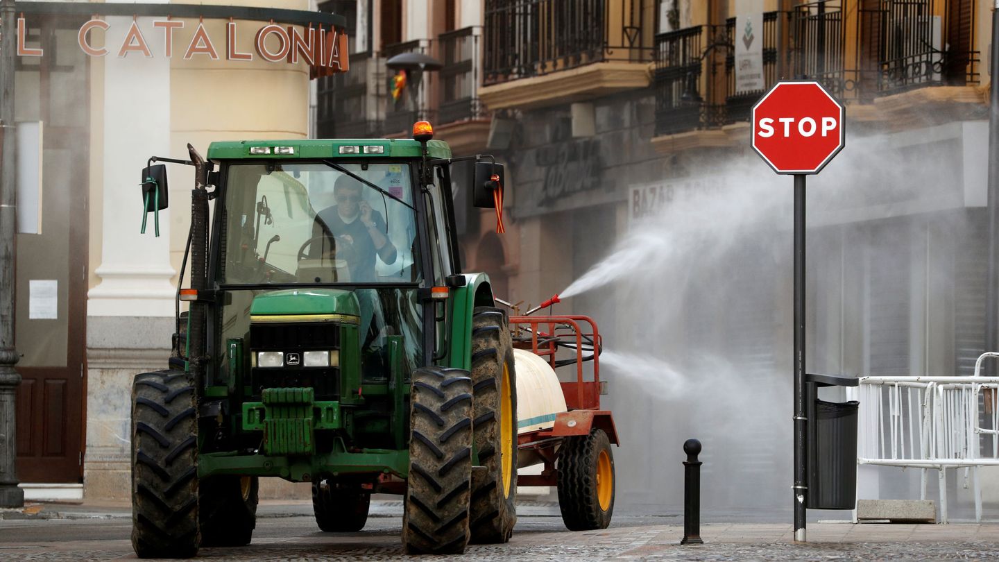 Un tractor desinfecta las calles de Ronda, ayer. (Reuters)