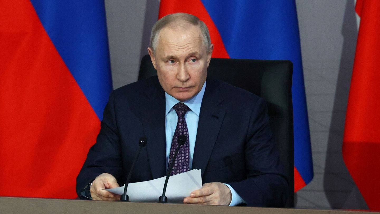 FILE PHOTO: Russian President Vladimir Putin chairs a meeting on the development of unmanned aircraft, at the Rudnyovo industrial park in Moscow, Russia April 27, 2023. Sputnik Mikhail Klimentyev Kremlin via REUTERS ATTENTION EDITORS - THIS IMAGE WAS PROVIDED BY A THIRD PARTY File Photo
