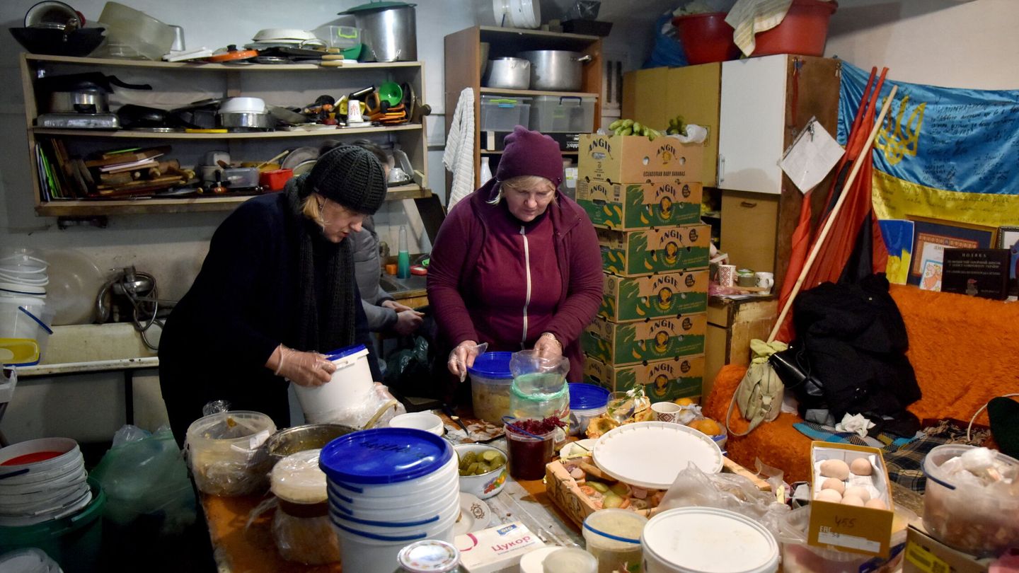 Voluntarias en Lviv preparan comida para los soldados en el frente. (Reuters/Pavlo Palamarchuk)