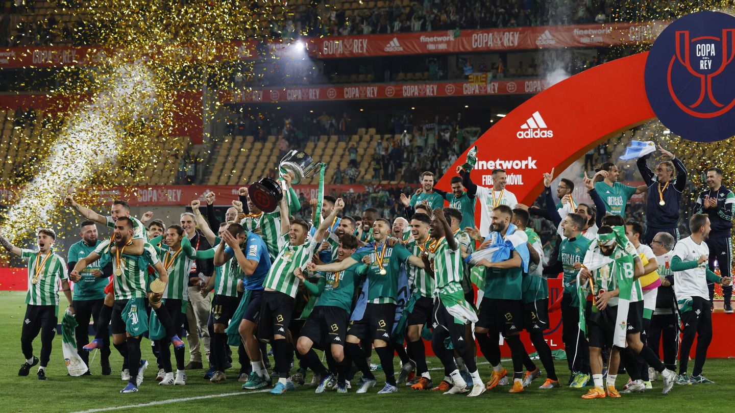 El Real Betis celebra el título de la Copa del Rey 21/22 en La Cartuja. (REUTERS/Marcelo Del Pozo).